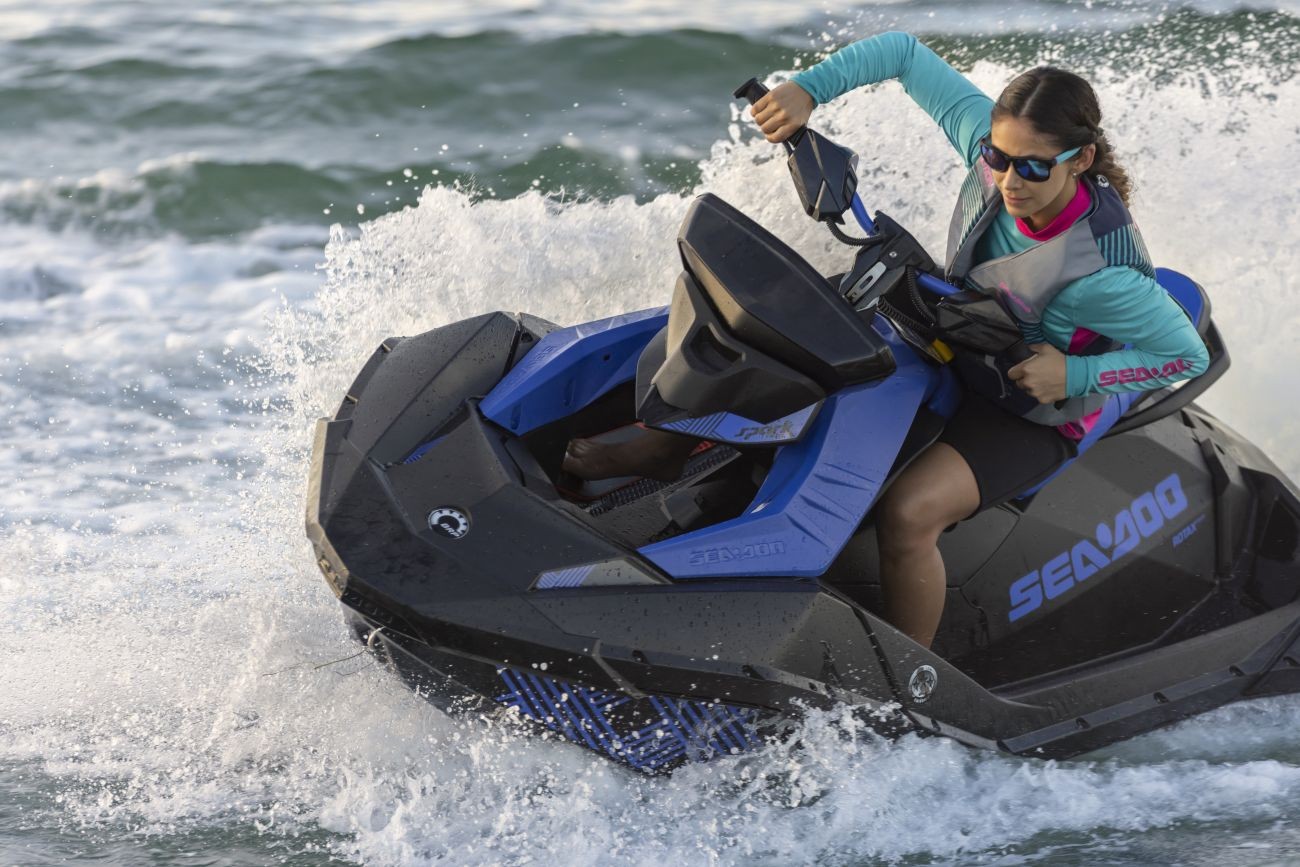  WATERSPORTS SEA-DOO_IMAGERY REC_LITE MY22 SEA-MY22-REC-SPA-TRIXX-2UP-900ACE90-DAZZLINGBLUE-Action-36573-RGB