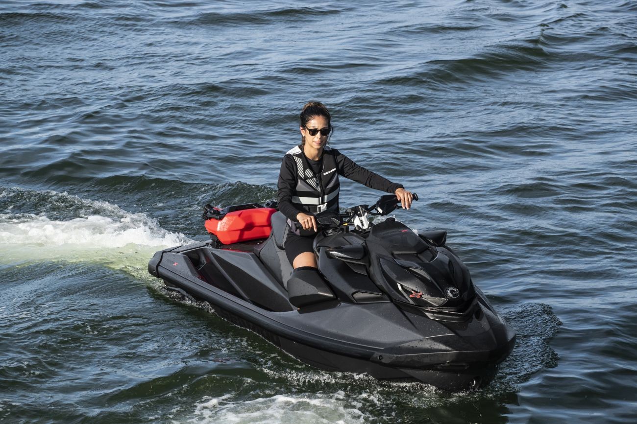  WATERSPORTS SEA-DOO_IMAGERY PERFORMANCE MY22 RXP-300 SEA-MY22-PERF-RXP-X-1630ACE300-ECLIPSEBLK-Action-SEA-MY22-RXP-X-BLACK-300-LIFESTYLE-45068-RGB