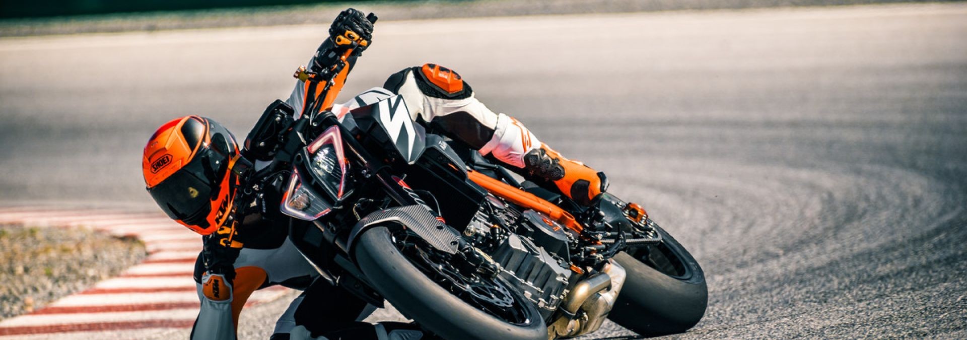  MOTORCYCLES KTM STREET MY19 2019_SUPERDUKE_R MODEL_MY19_1290SUPERDUKER_ACTION1_NP