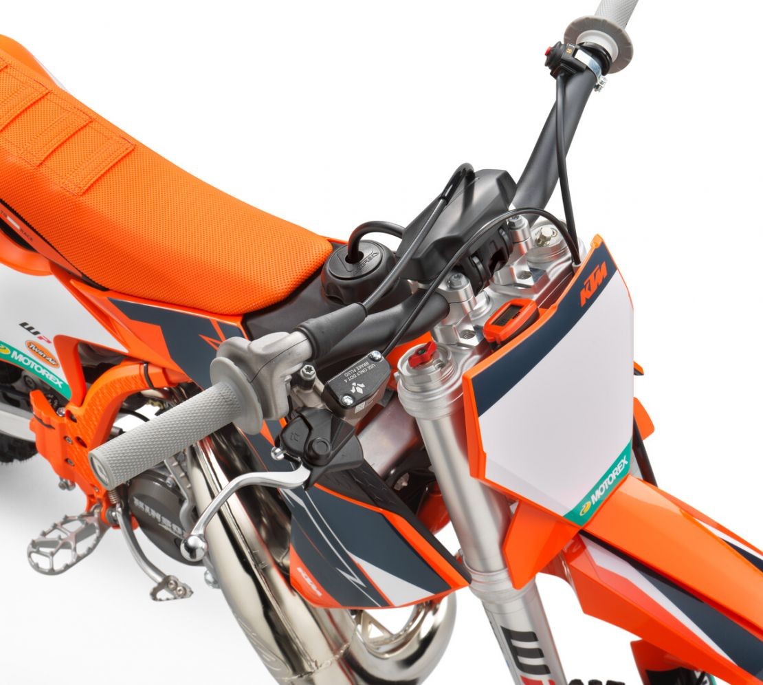  MOTORCYCLES KTM MINICYCLE MY24 50SX Factory Edition 544665_MY24_KTM_50 SX_Factory Edition_Handlebar _Studio_STUDIO