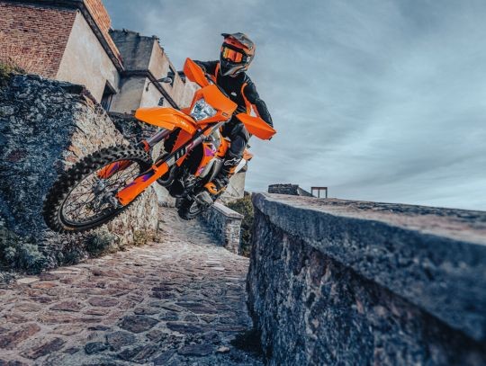  MOTORCYCLES KTM ENDURO MY24 ACTION 514132_MY24KTM450EXC-F-Action-CatA_EUROPEGLOBAL_CATA_01_ACTION