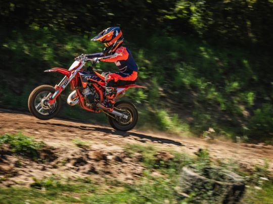  MOTORCYCLES KTM MINICYCLE MY24 50SX Factory Edition 546956_MY24 KTM 50 SX FACTORY EDITION_Action