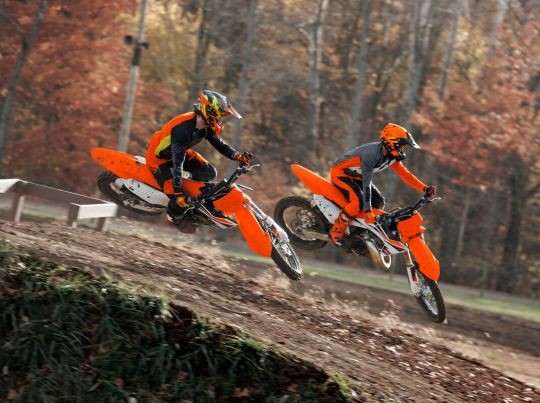  MOTORCYCLES KTM MOTOCROSS MY24 125SX 510650_MY24 KTM 250 SX-F_ MY24 KTM 125 SX EU Action_EUROPE GLOBAL